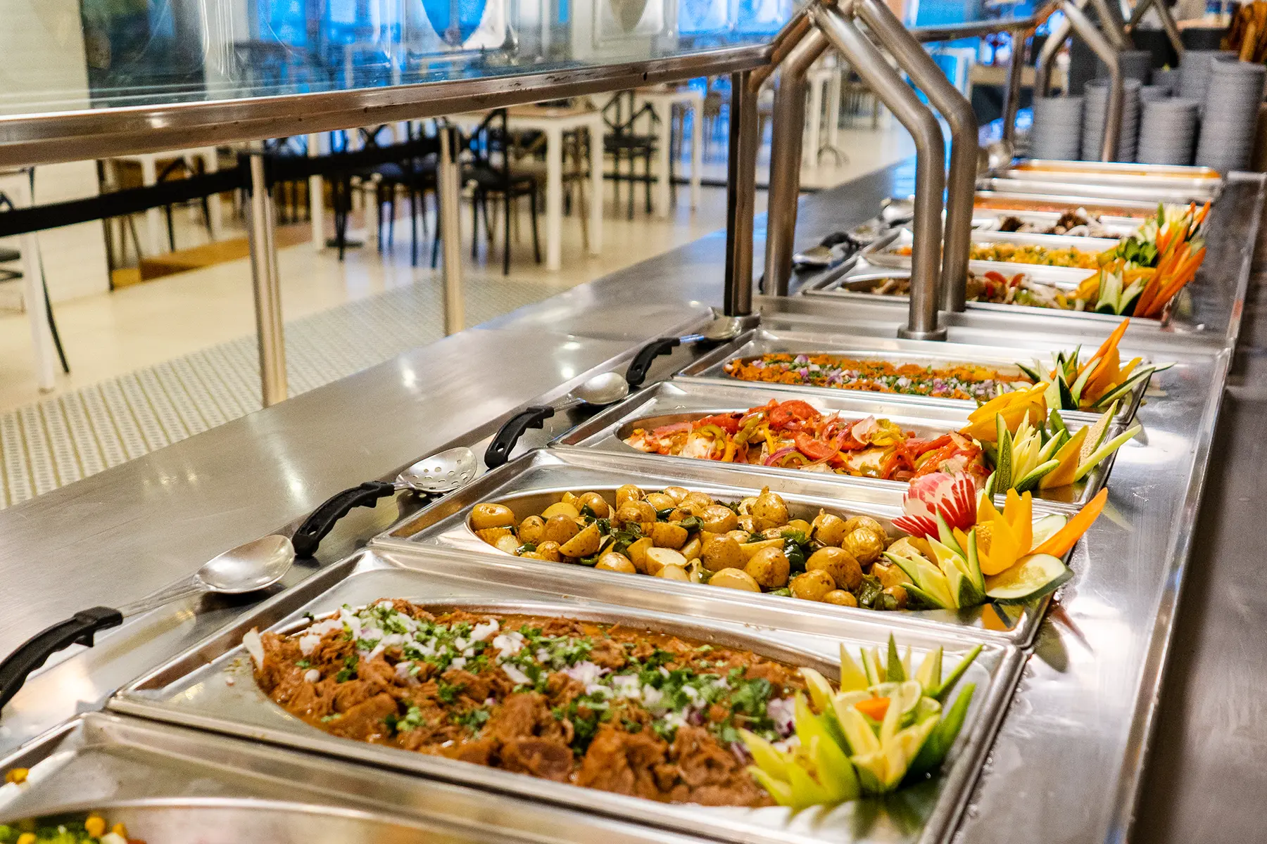 Alimentos barbacoa, papitas cambray, pescado a la veracruzana en la barra de buffet de restaurante Terraza de hotel de Oceano Palace Mazatlán